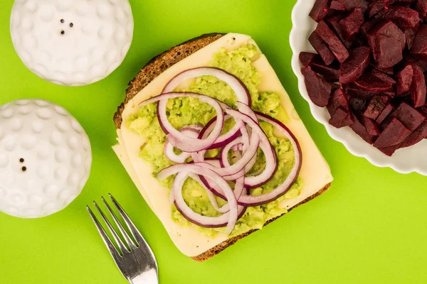 Vegetariano Aguacate y Jarisberg Pan de centeno de queso Sandwich de cara abierta — Foto de Stock