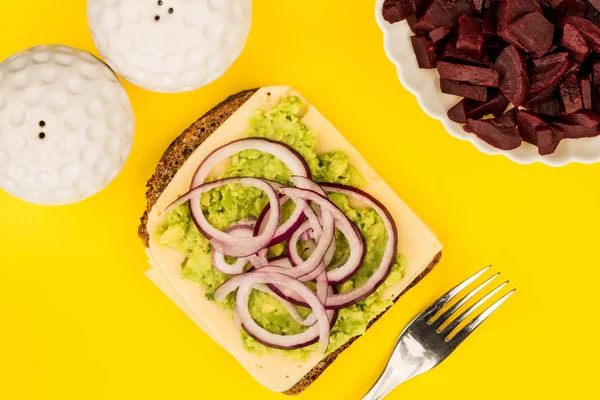 Vegetariano Aguacate y Jarisberg Pan de centeno de queso Sandwich de cara abierta — Foto de Stock
