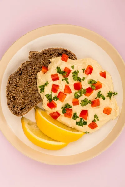 Vegetariánské občerstvení Hummus s červené papriky petržel citron na žitný chléb — Stock fotografie