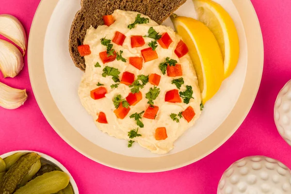 Snack Vegetariano de Hummus con Pimientos Rojos Perejil Limón sobre Pan de Centeno — Foto de Stock