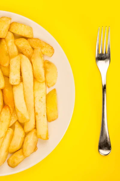 Teller mit gebratenen Chips mit Gabel und Kopierraum — Stockfoto