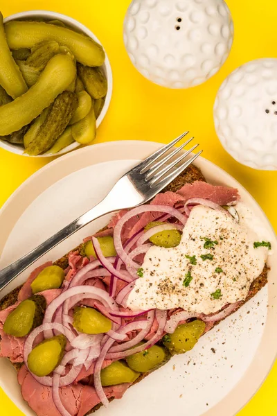 Arrosto di manzo Open Faced Sandwich con cipolle affettate Gherkins e salsa di rafano — Foto Stock