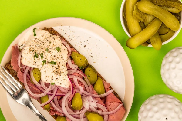 Arrosto di manzo Open Faced Sandwich con cipolle affettate Gherkins e salsa di rafano — Foto Stock