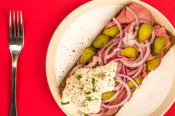 Roast Beef Open Faced Sandwich With Sliced Onions Gherkins and Horseradish Sauce — Stock Photo, Image