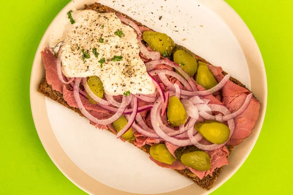 Roast Beef Open Faced Sandwich With Sliced Onions Gherkins and Horseradish Sauce — Stock Photo, Image