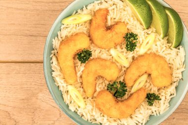 Japon tarzı Tempura kızarmış karides pirinç bir kase ile