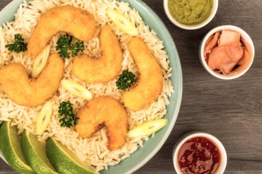 Japon tarzı Tempura kızarmış karides pirinç bir kase ile