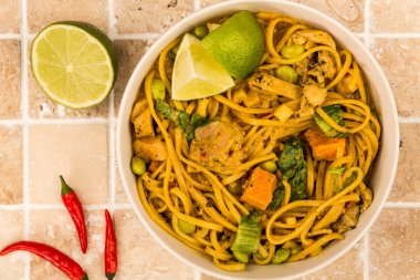 Sarı Tay tarzında Chicken Curry noodle ve tatlı patates ile