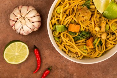 Sarı Tay tarzında Chicken Curry noodle ve tatlı patates ile
