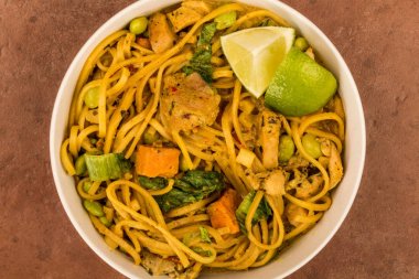 Sarı Tay tarzında Chicken Curry noodle ve tatlı patates ile