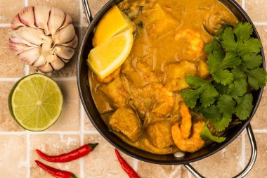 Sri Lanka tarzı Kral karides Curry limon ve kişniş otlar