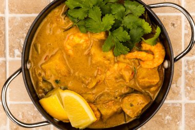 Sri Lanka tarzı Kral karides Curry limon ve kişniş otlar