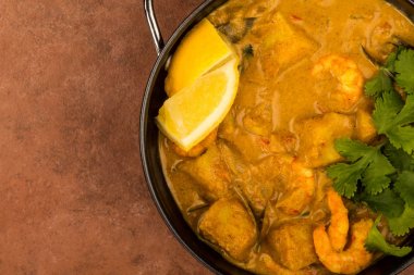Sri Lanka tarzı Kral karides Curry limon ve kişniş otlar