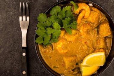 Sri Lanka tarzı Kral karides Curry limon ve kişniş otlar