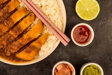 Japon tarzı tavuk Katsu köri haşlanmış suşi pirinç ile tedavi