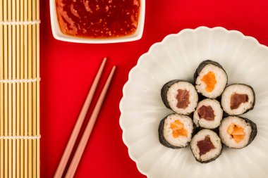 Japon tarzı Maki somon ve ton balığı suşi rulo