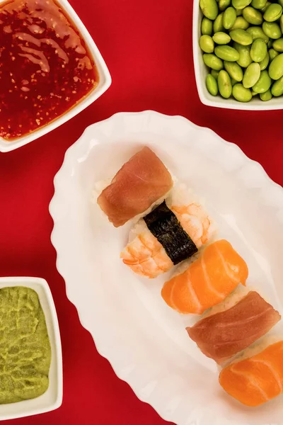 Японские креветки лосось и суши из тунца нигири — стоковое фото