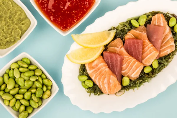 Japanese Style Slices Of Salmon and Tuna Sashimi On A Bed Of PIckled Seaweed — Stock Photo, Image