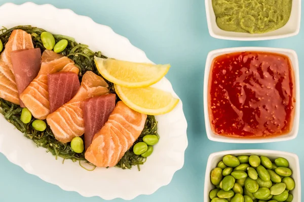 Japanese Style Slices Of Salmon and Tuna Sashimi On A Bed Of PIckled Seaweed — Stock Photo, Image