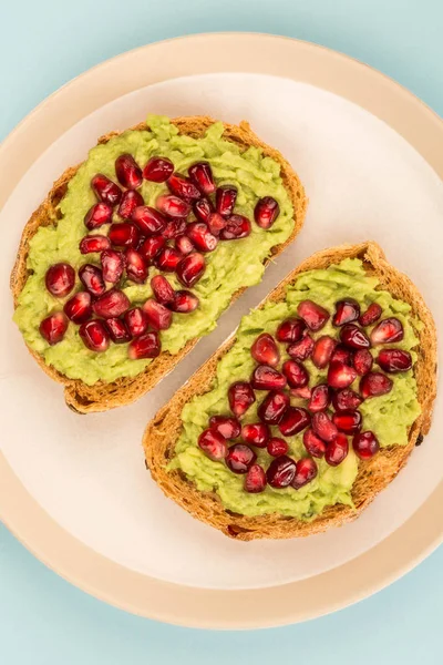 Avocado and Pomegranate Seeds Open Face Sandwich On Mediterranean Bread — Stock Photo, Image