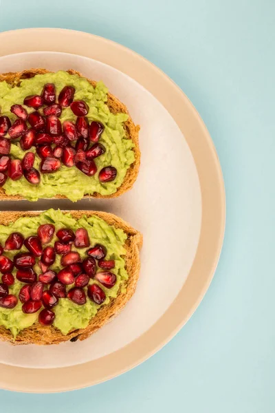 Avocado and Pomegranate Seeds Open Face Sandwich On Mediterranean Bread — Stock Photo, Image