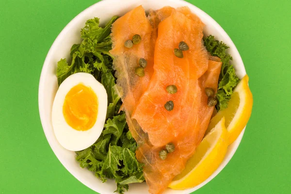 Mísu z uzeného lososa s kapary a Kale s vařeným vejcem — Stock fotografie