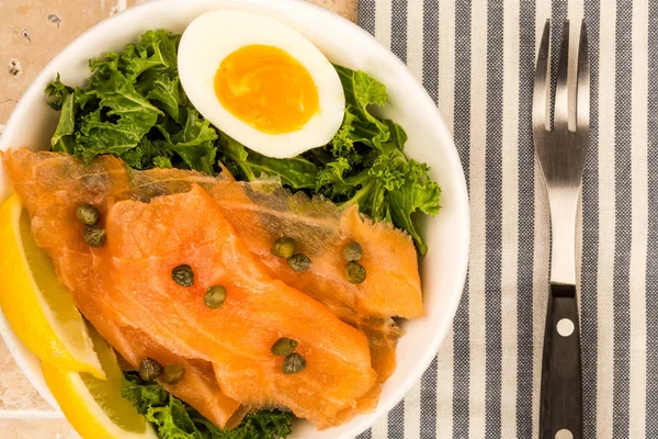 En skål med røkt laks med Capers og Grønnkål med kokt egg – stockfoto