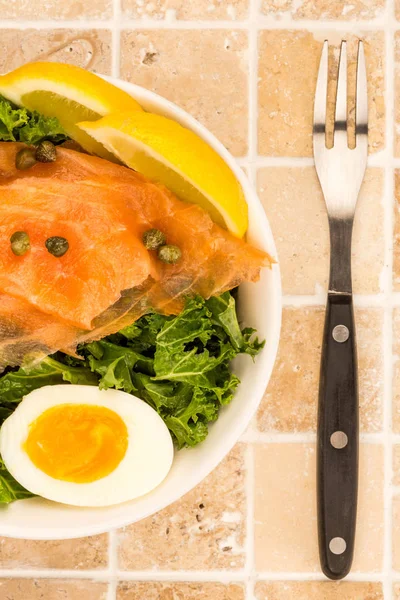 Bowl Of Smoked Salmon With Capers And Kale With A Boiled Egg — Stock Photo, Image