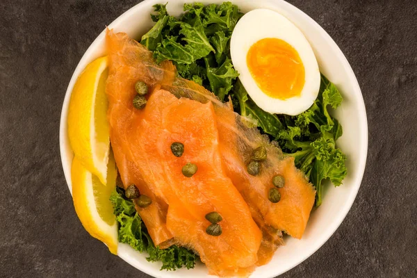 Bowl Of Smoked Salmon With Capers And Kale With A Boiled Egg — Stock Photo, Image