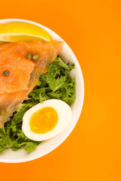 Mísu z uzeného lososa s kapary a Kale s vařeným vejcem — Stock fotografie