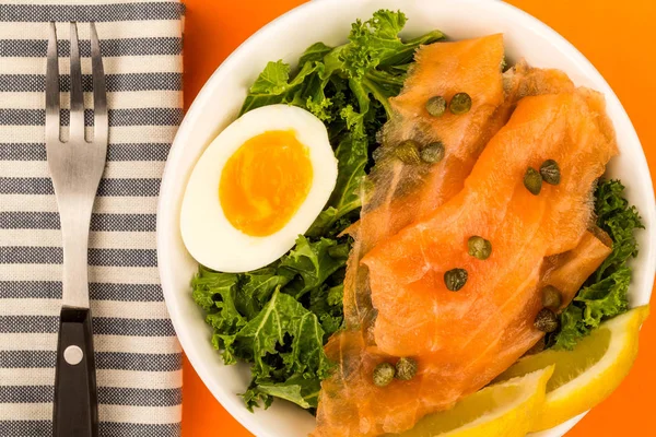 Bowl Of Smoked Salmon With Capers And Kale With A Boiled Egg — Stock Photo, Image