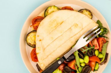 Vejetaryen stil kabak ve kiraz domates gözleme taze karışık salata 