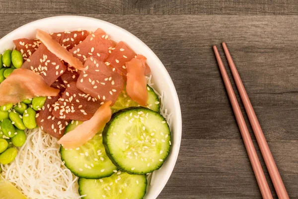 Pescado de atún hawaiano Poke bowl con fideos y frijoles Edamame — Foto de Stock