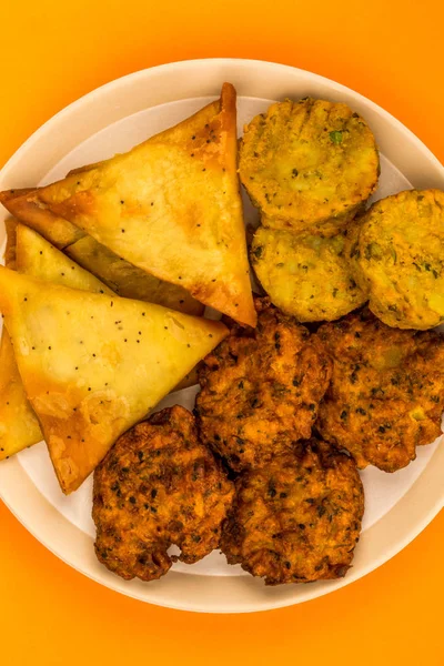 Στυλ ινδική τροφίμων σνακ Χορτοφαγική χορτοφαγικό Tikka Samosa κρεμμύδι Bhaji — Φωτογραφία Αρχείου