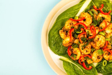 Fried Çince biber karides buğulanmış Pak Choi Yeşiller yatağı üzerinde stil. 