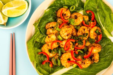 Fried Çince biber karides buğulanmış Pak Choi Yeşiller yatağı üzerinde stil. 