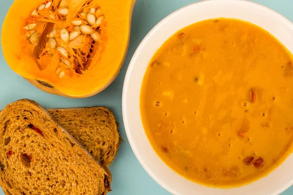 Kom vegetarische pompoen soep met paprika — Stockfoto