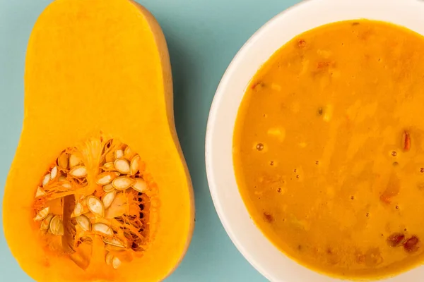 Kom vegetarische pompoen soep met paprika — Stockfoto