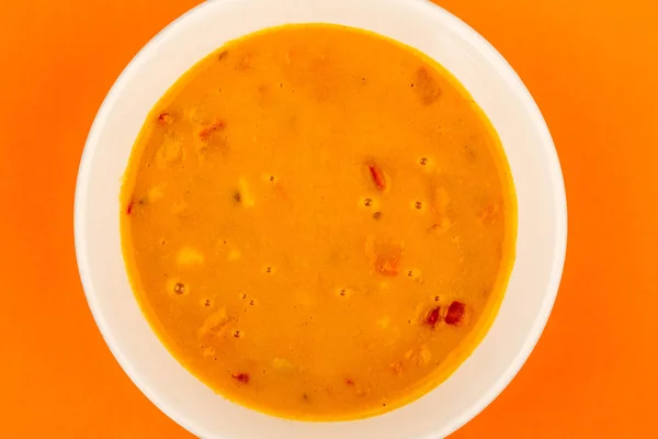 Cuenco de sopa de calabaza de mantequilla vegetariana con pimientos rojos — Foto de Stock