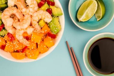 Hawaii karides ya da karides Poke tabak tatlı patates ile avokado ve salatalık 