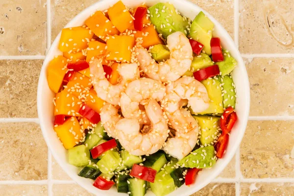 Hawaiian Shrimp or Prawn Poke Bowl con papas dulces Aguacate y pepino — Foto de Stock