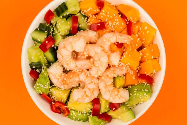 Hawaiian Shrimp or Prawn Poke Bowl con papas dulces Aguacate y pepino — Foto de Stock