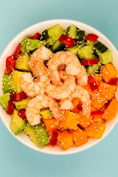 Hawaiian Shrimp or Prawn Poke Bowl con papas dulces Aguacate y pepino — Foto de Stock