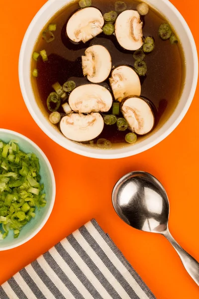 Tazón de sopa de cebolla clara de estilo japonés con champiñones y cebollas de primavera — Foto de Stock