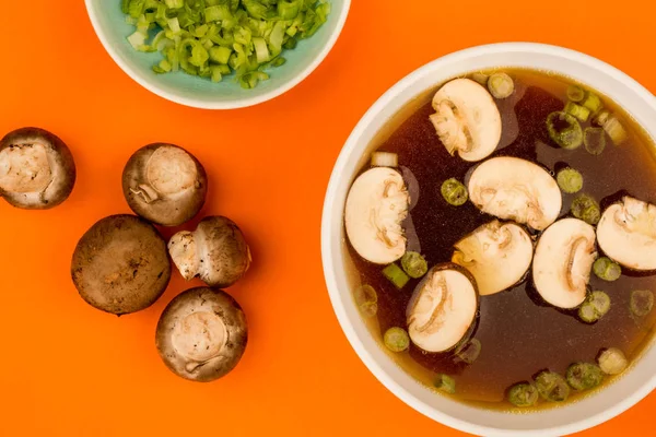 Tazón de sopa de cebolla clara de estilo japonés con champiñones y cebollas de primavera —  Fotos de Stock