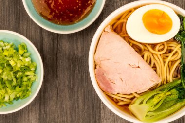 Japon stil Domuz Ramen erişte çorbası