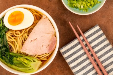 Japon stil Domuz Ramen erişte çorbası