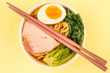 Japon stil Domuz Ramen erişte çorbası