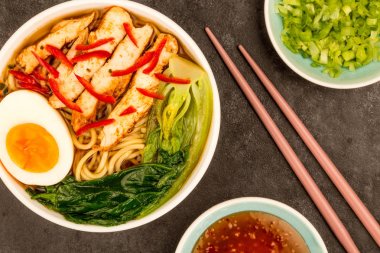 Japon tarzı tavuk ve kırmızı biber Ramen Çorbası veya suyu Pak Choi ile