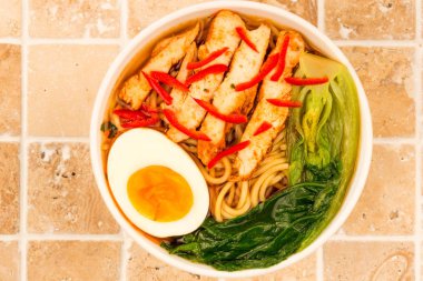 Japon tarzı tavuk ve kırmızı biber Ramen Çorbası veya suyu Pak Choi ile